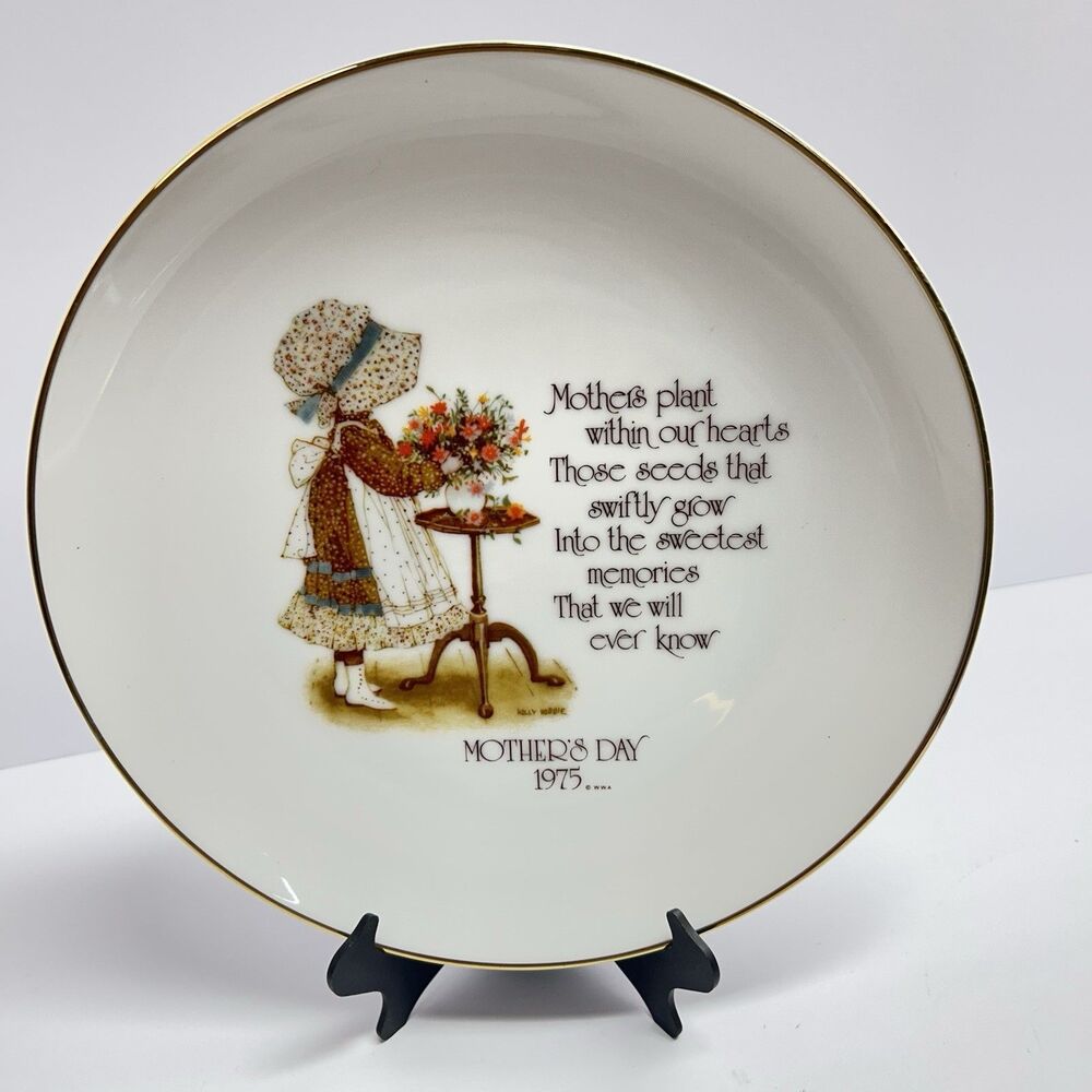 vintage 1975 Holly Hobbie "Mothers plant within our hearts" collector plate.